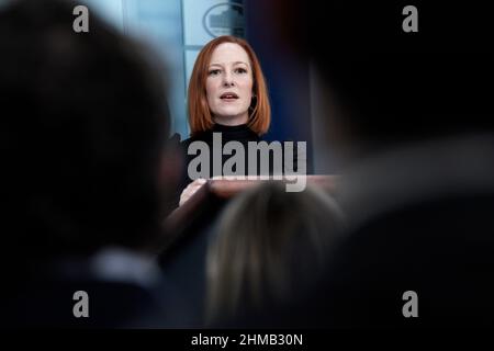 Washington, États-Unis. 08th févr. 2022. Le secrétaire de presse de la Maison Blanche, Jen Psaki, prend la parole lors d'un point de presse quotidien à la Maison Blanche, à Washington, le 8 février 2022. Photo par Yuri Gripas/Pool/Sipa USA crédit: SIPA USA/Alay Live News Banque D'Images