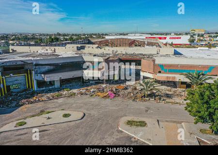 Vue aérienne des ruines du bâtiment abandonné et détérioré qui était le supermarché VH ou Comercial VH, magasins en libre-service à Hermosillo, Mexique. Entrepôt, économie, commerce, faillite, Crise, faillite commerciale (photo par Luis Gutierrez Norte photo) Vista aerea de las ruinas del edificio abadonado y détériorado que fue el supermercado VH o Comercial VH, tiendas de autoservicio en Hermosillo, Mexique. bodega, ecomonia, comercio, bancarota, Crise , quiebra de negocios (photo par Luis Gutierrez Norte photo) Banque D'Images