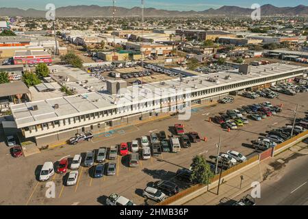 Bâtiment du siège de la police dans la zone nord d'Hermosillo, cour de patrouille et services publics municipaux, sécurité publique à Hermosillo, Mexique.(photo de Luis Gutierrez Norte photo) Edificio de la comandancia de la policia de Hermosillo zona norte, patio de patrullas y servicios publicos municipales, seguridad pudica de Hermosillo, Mexique.(photo par Luis Gutierrez Norte photo) Banque D'Images