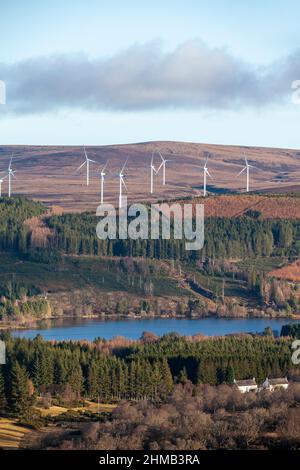 Un parc éolien au-dessus du Loch Moy d'eau douce près de Moy près d'Invermess. Banque D'Images