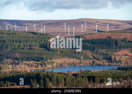 Un parc éolien au-dessus du Loch Moy d'eau douce près de Moy près d'Invermess. Banque D'Images