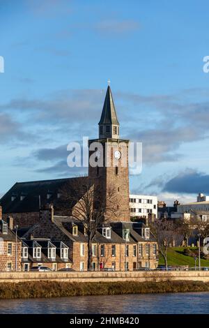 La vieille église haute le long de la rive de la Ness à Inverness. Banque D'Images