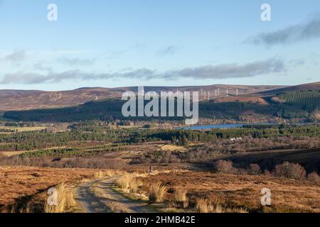 Un parc éolien au-dessus du Loch Moy d'eau douce près de Moy près d'Invermess. Banque D'Images