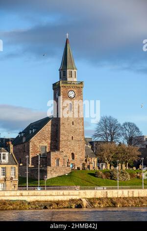 La vieille église haute le long de la rive de la Ness à Inverness. Banque D'Images