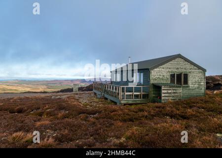 Un bothy près du sommet de la colline, carn na h easgainn près de Moy, Inverness, Ecosse Banque D'Images