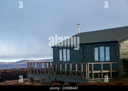 Un bothy près du sommet de la colline, carn na h easgainn près de Moy, Inverness, Ecosse Banque D'Images