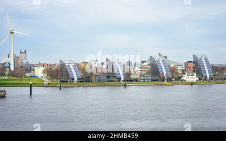 Bureaux modernes le long de la rivière Nieuwe Maas, près d'une banlieue de la ville de Rotterdam, aux pays-Bas. Banque D'Images