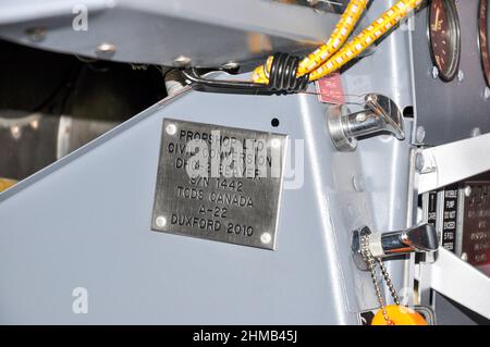 De Havilland Canada DHC-2 Beaver plane immatriculée G-DHCZ, conversion civile par Propshop Ltd. Makers plaque, plaque de conversion dans cockpit Banque D'Images