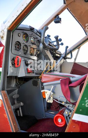 De Havilland Canada DHC-2 Beaver plane cockpit G-DHCZ, conversion civile par Propshop Ltd, Aircraft Restoration Company à Duxford Banque D'Images