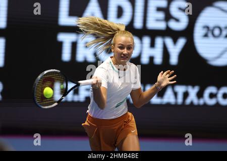 Saint-Pétersbourg, Russie. 08th févr. 2022. Anastasia Potapova de Russie jouant contre Maria Sakkari de Grèce pendant le tournoi de tennis de St.Petersburg Ladies Trophy 2022.score final: (Anastasia Potapova 0-2 Maria Sakkari). Crédit : SOPA Images Limited/Alamy Live News Banque D'Images