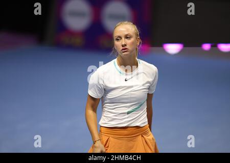 Saint-Pétersbourg, Russie. 08th févr. 2022. Anastasia Potapova de Russie jouant contre Maria Sakkari de Grèce pendant le tournoi de tennis de St.Petersburg Ladies Trophy 2022.score final: (Anastasia Potapova 0-2 Maria Sakkari). Crédit : SOPA Images Limited/Alamy Live News Banque D'Images