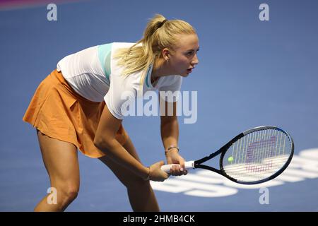 Saint-Pétersbourg, Russie. 08th févr. 2022. Anastasia Potapova de Russie jouant contre Maria Sakkari de Grèce pendant le tournoi de tennis de St.Petersburg Ladies Trophy 2022.score final: (Anastasia Potapova 0-2 Maria Sakkari). Crédit : SOPA Images Limited/Alamy Live News Banque D'Images