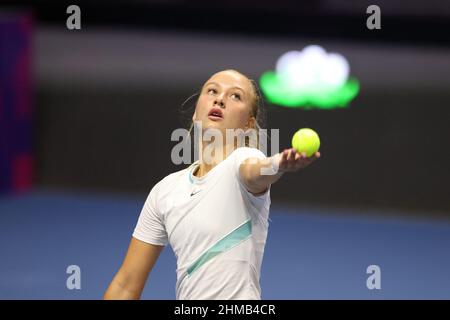 Saint-Pétersbourg, Russie. 08th févr. 2022. Anastasia Potapova de Russie jouant contre Maria Sakkari de Grèce pendant le tournoi de tennis de St.Petersburg Ladies Trophy 2022.score final: (Anastasia Potapova 0-2 Maria Sakkari). Crédit : SOPA Images Limited/Alamy Live News Banque D'Images