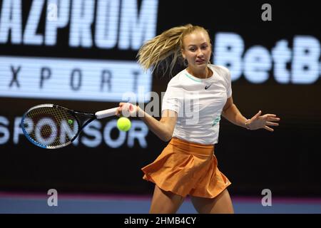 Saint-Pétersbourg, Russie. 08th févr. 2022. Anastasia Potapova de Russie jouant contre Maria Sakkari de Grèce pendant le tournoi de tennis de St.Petersburg Ladies Trophy 2022.score final: (Anastasia Potapova 0-2 Maria Sakkari). Crédit : SOPA Images Limited/Alamy Live News Banque D'Images