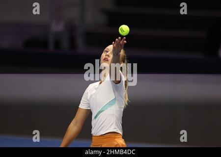 Saint-Pétersbourg, Russie. 08th févr. 2022. Anastasia Potapova de Russie jouant contre Maria Sakkari de Grèce pendant le tournoi de tennis de St.Petersburg Ladies Trophy 2022.score final: (Anastasia Potapova 0-2 Maria Sakkari). Crédit : SOPA Images Limited/Alamy Live News Banque D'Images