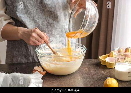 Femme préparant un savoureux cheesecake basque brûlé dans la cuisine Banque D'Images