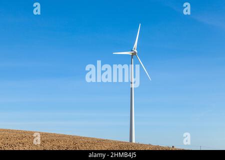 Une seule éolienne contre un ciel bleu Banque D'Images