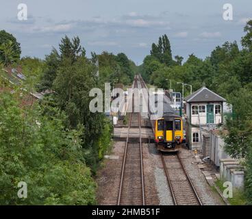 East Midlands trains classe 156 sprinter train 156405 à la gare de Lowdham (est de Nottingham) avec le passage à niveau et la boîte de signalisation fermée Banque D'Images