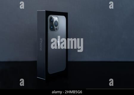Valence, Espagne - 16 janvier 2022: Nouveau graphite iPhone 13 Pro dans sa boîte sur un fond sombre avec espace vide au texte Banque D'Images