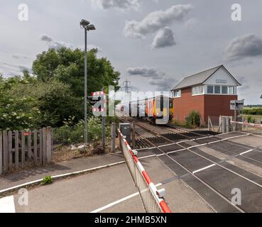 East Midlands trains train de sprinters de classe 156 passant la boîte de signalisation d'Allington (à l'ouest de Grantham) Banque D'Images