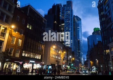 Londres, Royaume-Uni, 6 février 2022 : vues à la tombée de la nuit le long de Bishopsgate dans la City de Londres, où les bus et les taxis amènent les gens à la gare de Liverpool Street. Anna Banque D'Images