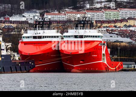 Navires-sœurs en mer AHTS navires de ravitaillement en remorqueurs KL Sandefjord et KL Saltfjord au quai Skoltegrunnskaien, dans le port de Bergen, en Norvège. Banque D'Images