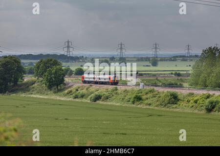 East Midlands trains train express sprinter classe 158 passant Allington (à l'ouest de Grantham) dans la campagne avec un train Norwich à Liverpool Banque D'Images