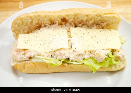 Sandwich auxiliaire à la salade de poulet avec fromage américain et laitue glacée Banque D'Images