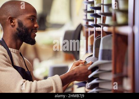 Entourez-vous d'autres hommes d'affaires de soutien. Photo d'un jeune homme travaillant à son travail dans un magasin. Banque D'Images