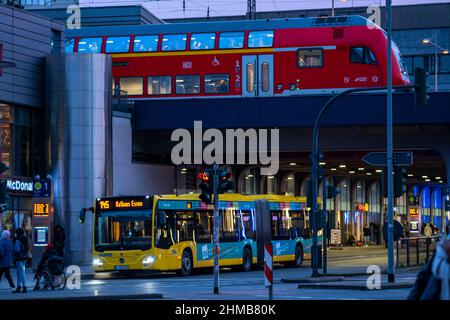 Gare principale d'Essen, régional express, train local, métro de rue, station de bus, Arrêts à Essen, NRW, Allemagne, Banque D'Images
