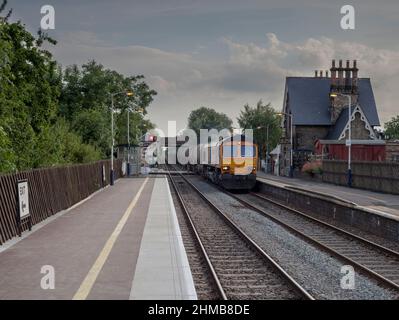 GB Railfreight classe 66 locomotive de fret à la gare de Lowdham (est de Nottingham) avec un train de chars Banque D'Images