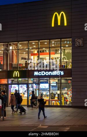 Gare centrale d'Essen, branche McDonald's Restaurant, à Essen, NRW, Allemagne, Banque D'Images