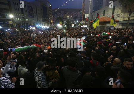 Naplouse. 8th févr. 2022. Les gens portent les corps des trois Palestiniens tués par les forces israéliennes lors d'un enterrement dans la ville de Naplouse, en Cisjordanie, le 8 février 2022. Israël a confirmé mardi que ses forces avaient tué trois Palestiniens en Cisjordanie occupée par Israël au cours d'une « opération visant à contrecarrer une cellule terroriste ». Credit: Ayman Nobani/Xinhua/Alamy Live News Banque D'Images