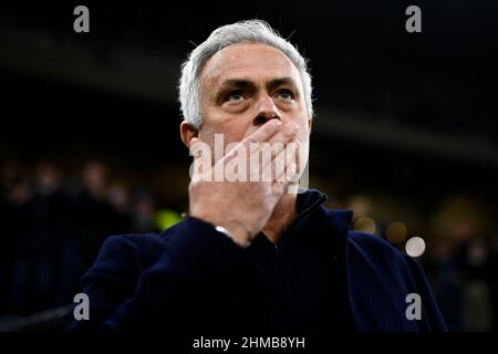 Milan, Italie. 08 février 2022. Jose Mourinho, entraîneur en chef d'AS Roma, gestes avant le match de football de Coppa Italia entre le FC Internazionale et AS Roma. Credit: Nicolò Campo/Alay Live News Banque D'Images