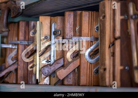 Klein Rogan, Allemagne. 07th févr. 2022. Les outils utilisés par les ébénistes sont exposés dans le musée de planification de Winfried Krüger. Cet ébéniste de 69 ans a rassemblé plus de 1 600 avions de différents types au cours des dernières décennies. Maintenant, le collectionneur est à la recherche de musées ou de parties intéressées qui prendront en charge sa collection d'avions de trois siècles. Credit: Jens Büttner/dpa-Zentralbild/ZB/dpa/Alay Live News Banque D'Images