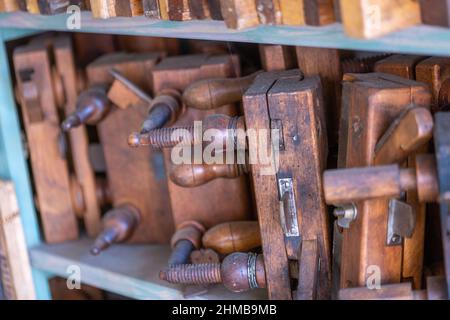 Klein Rogan, Allemagne. 07th févr. 2022. Les outils utilisés par les ébénistes sont exposés dans le musée de planification de Winfried Krüger. Cet ébéniste de 69 ans a rassemblé plus de 1 600 avions de différents types au cours des dernières décennies. Maintenant, le collectionneur est à la recherche de musées ou de parties intéressées qui prendront en charge sa collection d'avions de trois siècles. Credit: Jens Büttner/dpa-Zentralbild/ZB/dpa/Alay Live News Banque D'Images