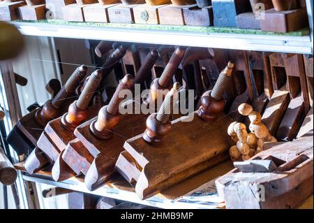 Klein Rogan, Allemagne. 07th févr. 2022. Les outils utilisés par les ébénistes sont exposés dans le musée de planification de Winfried Krüger. Cet ébéniste de 69 ans a rassemblé plus de 1 600 avions de différents types au cours des dernières décennies. Maintenant, le collectionneur est à la recherche de musées ou de parties intéressées qui prendront en charge sa collection d'avions de trois siècles. Credit: Jens Büttner/dpa-Zentralbild/ZB/dpa/Alay Live News Banque D'Images