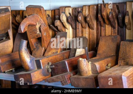 Klein Rogan, Allemagne. 07th févr. 2022. Les outils utilisés par les ébénistes sont exposés dans le musée de planification de Winfried Krüger. Cet ébéniste de 69 ans a rassemblé plus de 1 600 avions de différents types au cours des dernières décennies. Maintenant, le collectionneur est à la recherche de musées ou de parties intéressées qui prendront en charge sa collection d'avions de trois siècles. Credit: Jens Büttner/dpa-Zentralbild/ZB/dpa/Alay Live News Banque D'Images