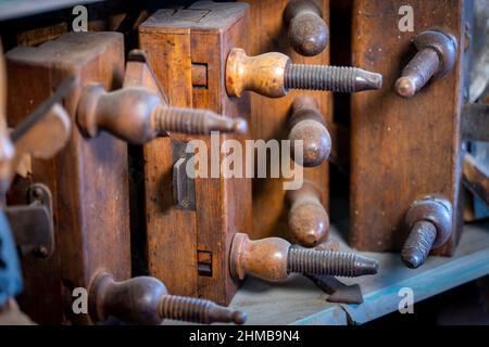 Klein Rogan, Allemagne. 07th févr. 2022. Les outils utilisés par les ébénistes sont exposés dans le musée de planification de Winfried Krüger. Cet ébéniste de 69 ans a rassemblé plus de 1 600 avions de différents types au cours des dernières décennies. Maintenant, le collectionneur est à la recherche de musées ou de parties intéressées qui prendront en charge sa collection d'avions de trois siècles. Credit: Jens Büttner/dpa-Zentralbild/ZB/dpa/Alay Live News Banque D'Images