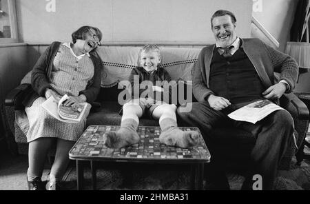 Belfast (2021) dirigé par Kenneth Branagh et avec Judi Dench, Jude Hill et Ciarán Hinds. Un jeune garçon et sa famille de classe ouvrière de Belfast connaissent le tumultueux fin 1960s. Banque D'Images