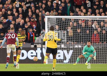 Londres, Royaume-Uni. 08th févr. 2022. Jarrod Bowen de West Ham United (20) marque son premier but d'équipe. Match de la Premier League, West Ham Utd v Watford au stade de Londres, parc olympique Queen Elizabeth à Londres, le mardi 8th février 2022. Cette image ne peut être utilisée qu'à des fins éditoriales. Utilisation éditoriale uniquement, licence requise pour une utilisation commerciale. Aucune utilisation dans les Paris, les jeux ou les publications d'un seul club/ligue/joueur. photo par Steffan Bowen/Andrew Orchard sports photographie/Alay Live news crédit: Andrew Orchard sports photographie/Alay Live News Banque D'Images