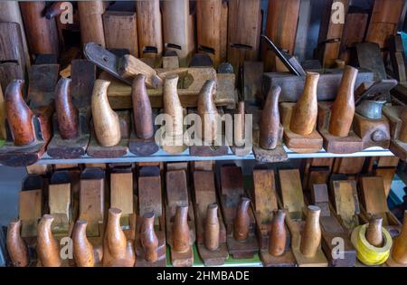 Klein Rogan, Allemagne. 07th févr. 2022. Les outils utilisés par les ébénistes sont exposés dans le musée de planification de Winfried Krüger. Cet ébéniste de 69 ans a rassemblé plus de 1 600 avions de différents types au cours des dernières décennies. Maintenant, le collectionneur est à la recherche de musées ou de parties intéressées qui prendront en charge sa collection d'avions de trois siècles. Credit: Jens Büttner/dpa-Zentralbild/ZB/dpa/Alay Live News Banque D'Images