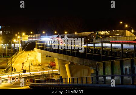 Potsdam, Allemagne. 07th févr. 2022. Les voitures franchissant le pont routier surélevé L40/Nuthestraße (longue exposition). Le travail de démantèlement d'un étayage en acier sous le pont prend plusieurs jours et a toujours lieu la nuit. Par conséquent, Friedrich-List-Strasse doit être complètement fermé de 07,02. À 10.02.2022 dans chaque cas, de 20:00 à 05:00. La circulation sur le pont continuera comme avant. Credit: Soeren Stache/dpa-Zentralbild/dpa/Alay Live News Banque D'Images