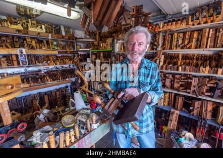 Klein Rogan, Allemagne. 07th févr. 2022. Winfried Krüger montre un avion de charrue historique de Bavière dans son musée de l'avion. Le charpentier formé de 69 ans a recueilli plus de 1 600 avions de divers types au cours des dernières décennies. Maintenant, le collectionneur est à la recherche de musées ou de parties intéressées qui prendront en charge sa collection d'avions de trois siècles. Credit: Jens Büttner/dpa-Zentralbild/ZB/dpa/Alay Live News Banque D'Images