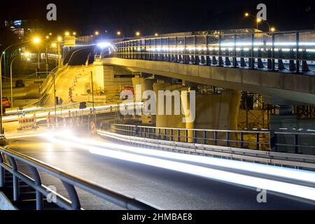 Potsdam, Allemagne. 07th févr. 2022. Les voitures se conduisent sur et jusqu'au pont routier surélevé L40/Nuthestraße (longue exposition). Le travail de démantèlement d'un étayage en acier sous le pont prend plusieurs jours et a toujours lieu la nuit. Par conséquent, Friedrich-List-Strasse doit être complètement fermé de 07,02. À 10.02.2022 dans chaque cas, de 20:00 à 05:00. La circulation sur le pont continuera comme avant. Credit: Soeren Stache/dpa-Zentralbild/dpa/Alay Live News Banque D'Images