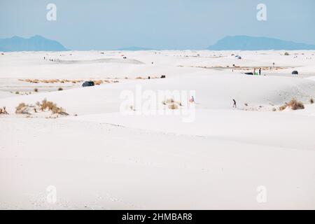 Des figures lointaines dans les vastes dunes blanches du parc national de White Sands, Nouveau-Mexique, États-Unis Banque D'Images