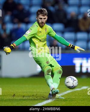 Le gardien de but de Blackpool Daniel Grimshaw pendant le match de championnat Sky Bet à l'arène Coventry Building Society, Coventry. Date de la photo: Mardi 8 février 2022. Banque D'Images