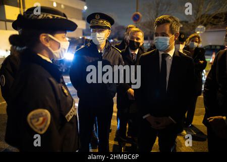 Paris, France, le 8 février 2022. Le ministre français de l'intérieur, Gerald Darmanin, et le préfet de police de Paris, Didier Lallument, visitent le commissariat de police de Maisons-Alfort près de Paris, le 8 février 2022. Photo de Raphael Lafargue/ABACAPRESS.COM Banque D'Images