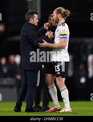 Marco Silva, directeur de Fulham, fête avec Tim REAM après le match du championnat Sky Bet à Craven Cottage, Londres. Date de la photo: Mardi 8 février 2022. Banque D'Images