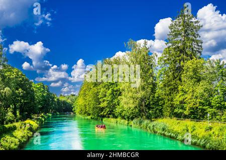 Vue sur les personnes faisant du canot en caoutchouc sur le canal Isar à Munich Banque D'Images